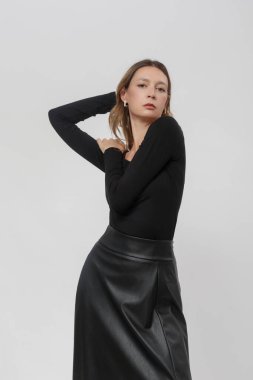 Stüdyo fotoğrafları, kadın modelin siyah görünüşü.