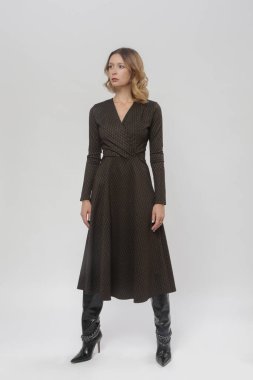 Stüdyo fotoğrafları, modelli kahverengi Midi elbiseli kadın modeller, sonbahar kış moda koleksiyonu..