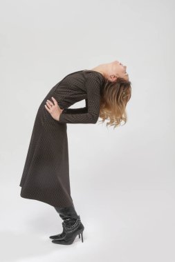 Stüdyo fotoğrafları, modelli kahverengi Midi elbiseli kadın modeller, sonbahar kış moda koleksiyonu..