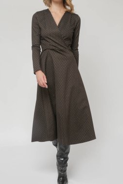 Stüdyo fotoğrafları, modelli kahverengi Midi elbiseli kadın modeller, sonbahar kış moda koleksiyonu..