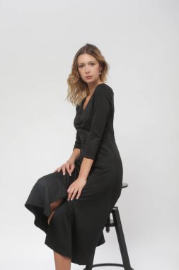 Stüdyo fotoğrafları. Siyah Midi elbiseli kadın model. Sonbahar kış moda koleksiyonu..