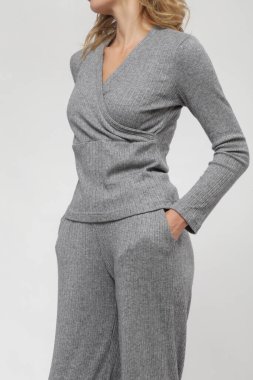 Gri örgü set içinde kadın modelin sonbahar kış moda koleksiyonunun seri fotoğrafları..