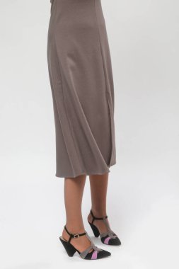 Stüdyo fotoğrafları, modelli kahverengi Midi elbiseli kadın modeller, sonbahar kış moda koleksiyonu..