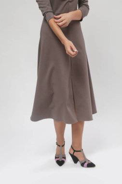 Stüdyo fotoğrafları, modelli kahverengi Midi elbiseli kadın modeller, sonbahar kış moda koleksiyonu..