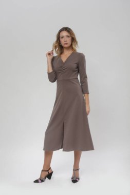 Stüdyo fotoğrafları, modelli kahverengi Midi elbiseli kadın modeller, sonbahar kış moda koleksiyonu..