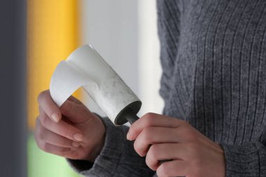 Saç çıkarıcı silindir. Yeniden kullanılabilir giysi kullanan kadın pamuk temizleyicisi.