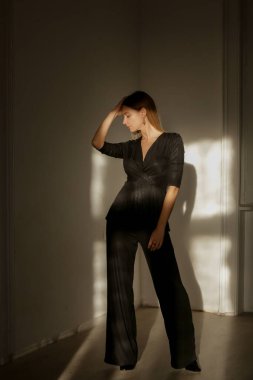 Siyahi parti kıyafetleri içinde kadın modelin seri fotoğrafları.