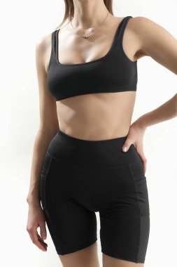 Beyaz arka planda izole edilmiş kadın gövdesinin stüdyo görüntüsü