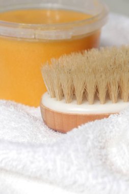 Selülit ve lenfatik drenaj masajı için kuru deri ahşap vücut fırçası.