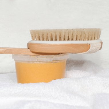 Selülit ve lenfatik drenaj masajı için kuru deri ahşap vücut fırçası.