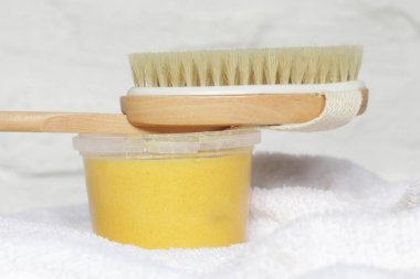Selülit ve lenfatik drenaj masajı için kuru deri ahşap vücut fırçası.