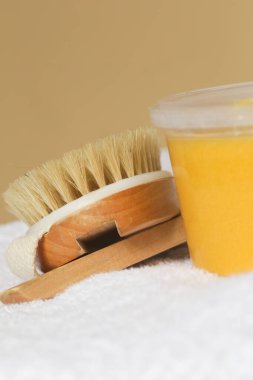 Selülit ve lenfatik drenaj masajı için kuru deri ahşap vücut fırçası.