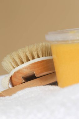 Selülit ve lenfatik drenaj masajı için kuru deri ahşap vücut fırçası.