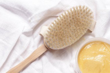 Selülit ve lenfatik drenaj masajı için kuru deri ahşap vücut fırçası.