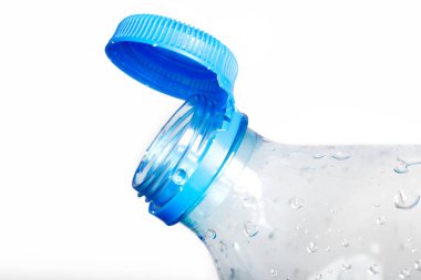 Plastik şişeye bağlı yeni kapağı kapat, güvenlik halkasına bağlı katı sekmeyle şişenin boynuna yapıştır. Çöplere karşı verilen mücadelenin bir parçası olarak geri dönüşümü teşvik etmeyi amaçlıyorlar..