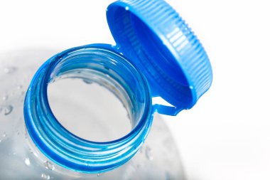 Plastik şişeye bağlı yeni kapağı kapat, güvenlik halkasına bağlı katı sekmeyle şişenin boynuna yapıştır. Çöplere karşı verilen mücadelenin bir parçası olarak geri dönüşümü teşvik etmeyi amaçlıyorlar..