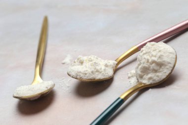 Beyaz toz kaşıkta. Kolajen protein tozu veya buğday unu. Besin takviyesi, diyet, detoks, önleyici sağlık ve sağlıklı yaşam tarzı kavramı.