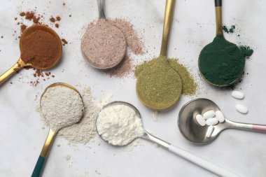 Sağlık ve güzellik için farklı besin takviyeleri - kolajen, vitamin, biyotin, haplardaki protein ve toz