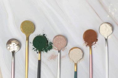 Sağlık ve güzellik için farklı besin takviyeleri - kolajen, vitamin, biyotin, haplardaki protein ve toz