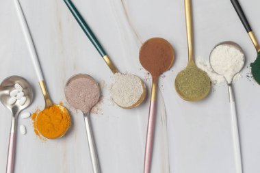 Sağlık ve güzellik için farklı besin takviyeleri - kolajen, vitamin, biyotin, haplardaki protein ve toz