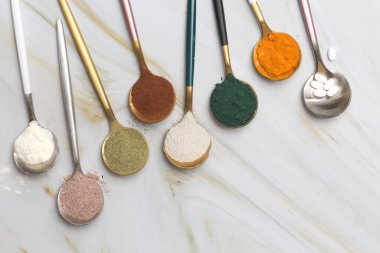 Sağlık ve güzellik için farklı besin takviyeleri - kolajen, vitamin, biyotin, haplardaki protein ve toz