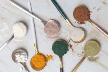 Sağlık ve güzellik için farklı besin takviyeleri - kolajen, vitamin, biyotin, haplardaki protein ve toz