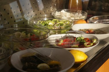 Açık büfede çeşitli yemekler servis ediliyor. 