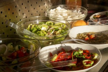 Açık büfede çeşitli yemekler servis ediliyor. 