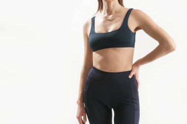 Beyaz arka planda izole edilmiş kadın gövdesinin stüdyo görüntüsü