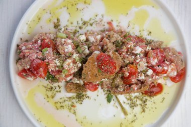 Geleneksel Girit yaz salatası - rendelenmiş domatesli arpa simidi, beyaz peynir ve saf zeytinyağı