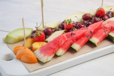 Meyve salatası - Restoran masasında servis edilen taze meyve