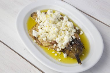 Akdeniz mutfağı, fırında patlıcan. Zeytinyağlı peynirle doldurulmuş.