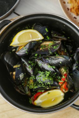 Lokantada biraz midye var.