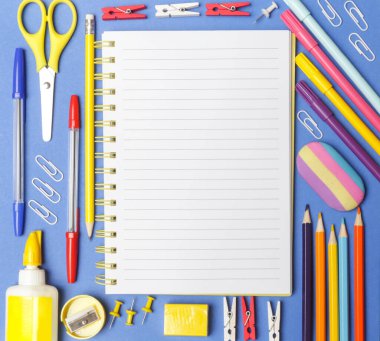 Mavi arka planda çeşitli ofis ve okul malzemeleriyle okul konseptine geri dönelim..