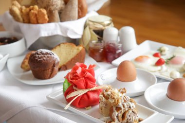 Çeşitli yemek, yumurta, tahıl, pasta, reçel, peynir ve salam seçenekleriyle klasik otel kahvaltısı. 