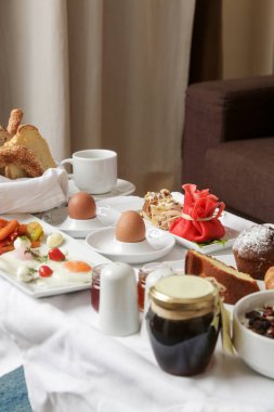Çeşitli yemek, yumurta, tahıl, pasta, reçel, peynir ve salam seçenekleriyle klasik otel kahvaltısı. 