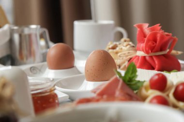 Çeşitli yemek, yumurta, tahıl, pasta, reçel, peynir ve salam seçenekleriyle klasik otel kahvaltısı. 