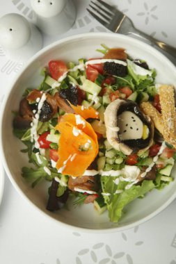 Mantarlı yeşil salata, zeytinyağı ve limon soslu taze sebze sağlıklı ve lezzetli bir yemek seçeneği..