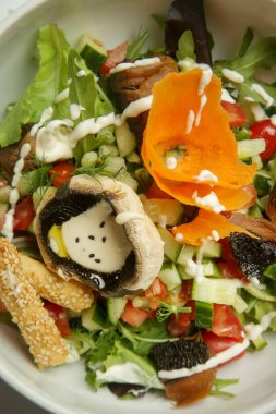 Mantarlı yeşil salata, zeytinyağı ve limon soslu taze sebze sağlıklı ve lezzetli bir yemek seçeneği..