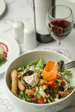 Mantarlı yeşil salata, zeytinyağı ve limon soslu taze sebze sağlıklı ve lezzetli bir yemek seçeneği..