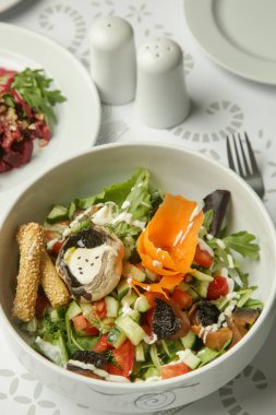 Mantarlı yeşil salata, zeytinyağı ve limon soslu taze sebze sağlıklı ve lezzetli bir yemek seçeneği..