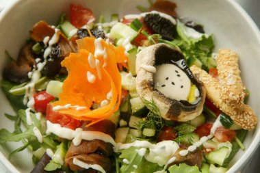 Mantarlı yeşil salata, zeytinyağı ve limon soslu taze sebze sağlıklı ve lezzetli bir yemek seçeneği..