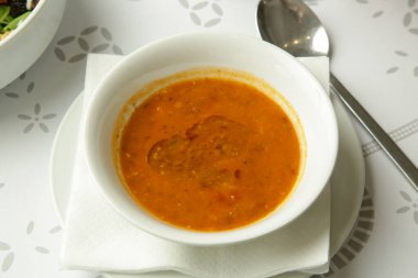 Harira geleneksel Fas domatesli mercimek çorbası, restorandaki Kosher Menüsü.