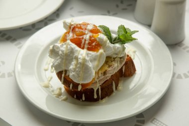 Kayısı reçelli vanilyalı kek.