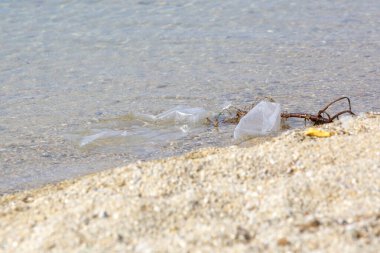 Okyanusta plastik bir şişe. Plastik kirliliği kavramı. Tek kullanımlık plastik gezegenimizi yok eden ve sularımızı, deniz yaşamlarımızı ve insanlarımızı etkileyen bir insan bağımlılığıdır..