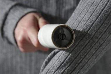 Saç çıkarıcı silindir. Yeniden kullanılabilir giysi kullanan kadın pamuk temizleyicisi.