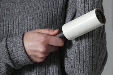 Saç çıkarıcı silindir. Yeniden kullanılabilir giysi kullanan kadın pamuk temizleyicisi.