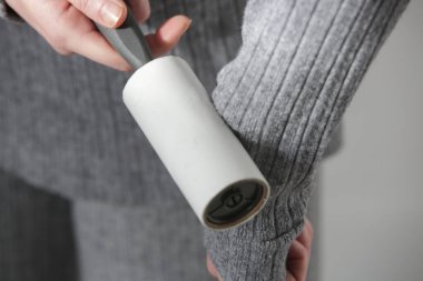 Saç çıkarıcı silindir. Yeniden kullanılabilir giysi kullanan kadın pamuk temizleyicisi.