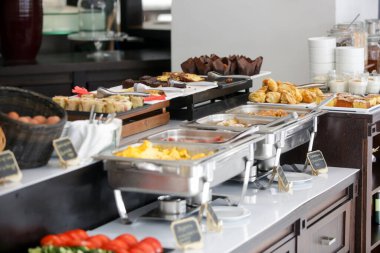 Açık büfede çeşitli yemekler servis ediliyor.