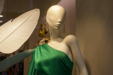 Lüks ve şık kadın butiğinin vitrinleri.